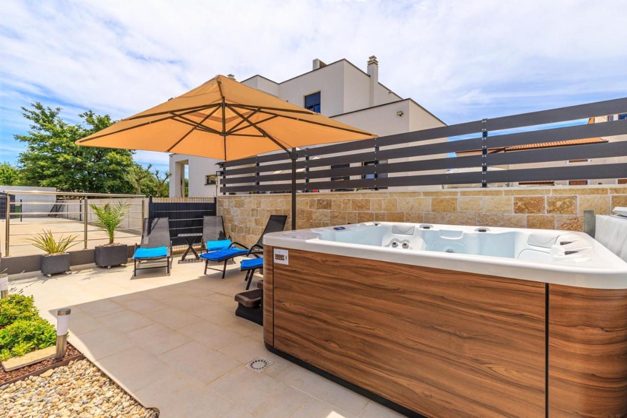 Sabena Apartment With Private Whirlpool Poreč Eksteriør billede